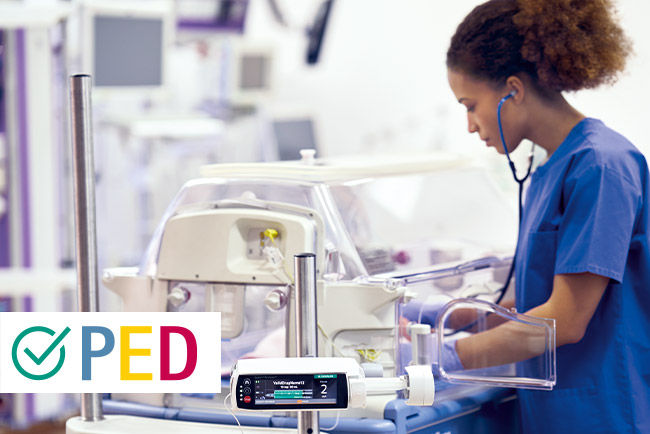 Pädiatrische Krankenschwester vor einem Inkubator auf der Neonatologie