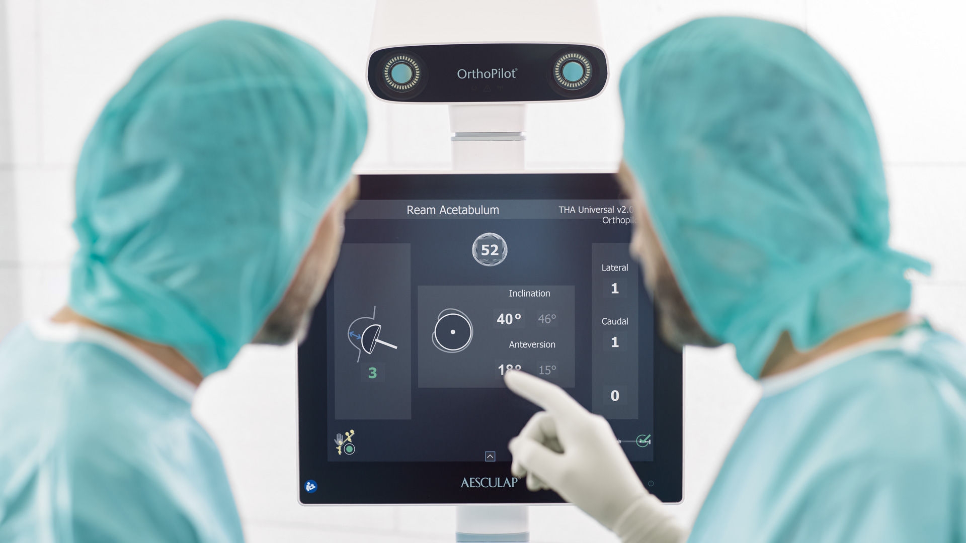 Zwei Chirurgen arbeiten mit der orthopilot Hüftnavigationssoftware