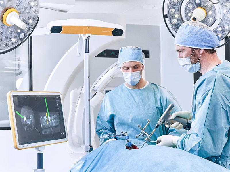 Zwei Chirurgen während eines chirurgischen Eingriffs mit Ennovate® Cervical MIS