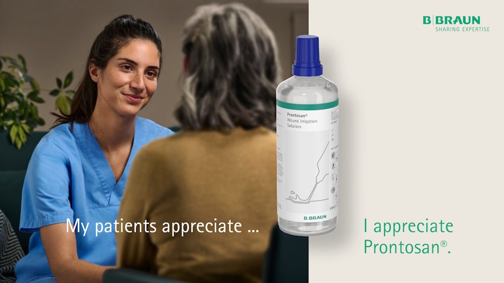 Eine Krankenschwester sitzt vor einer Patientin und lächelt.​ Im Vordergrund ist eine Prontosan Wundspülflasche sichtbar, begleitet vom Text: Meine Patienten schätzen es – und ich auch. Prontosan.