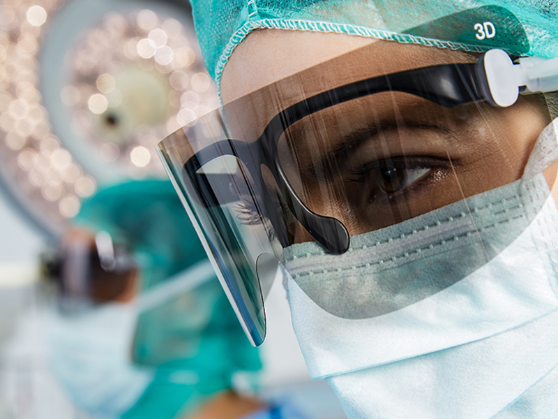 Zwei Chirurgen im OP mit 3D-Brille