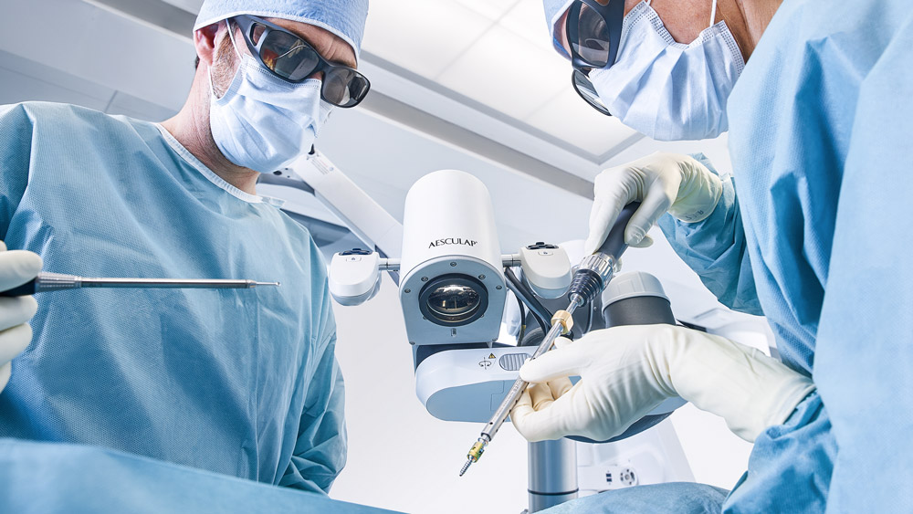 Zwei Chirurgen führen eine Wirbelsäulenoperation mit dem Aeusclap Aeos durch®