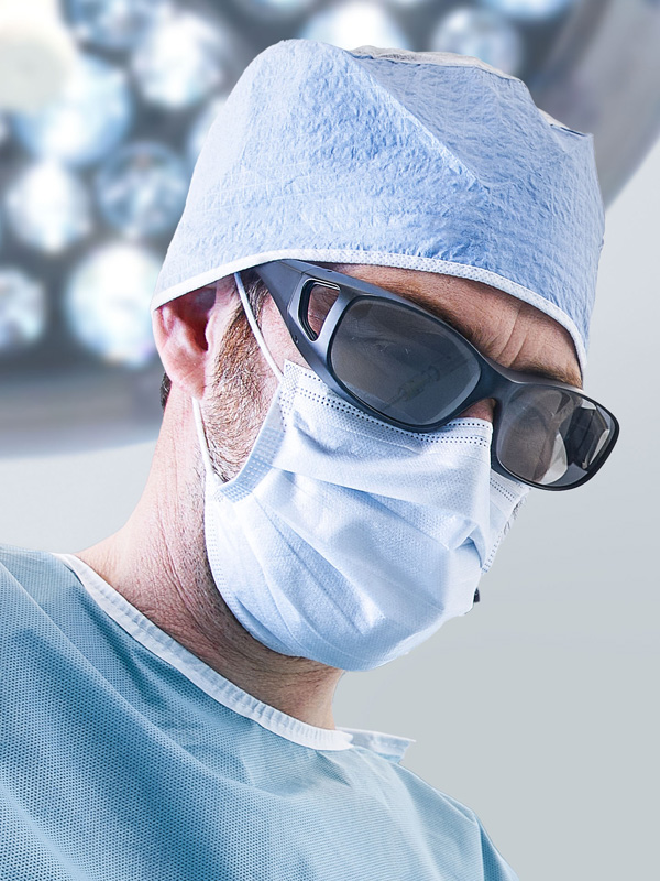 Chirurg mit Gesichtsmaske und Brille